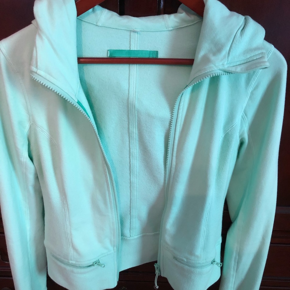 Short Lululemon sweat jacket sz 6 Great condition